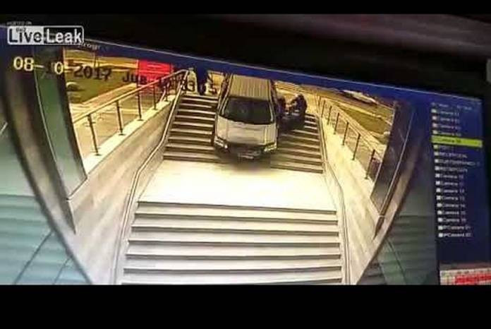 Γυναίκα οδηγός ξέχασε το χειρόφρενο και… έψαχνε το αυτοκίνητό της (βίντεο)